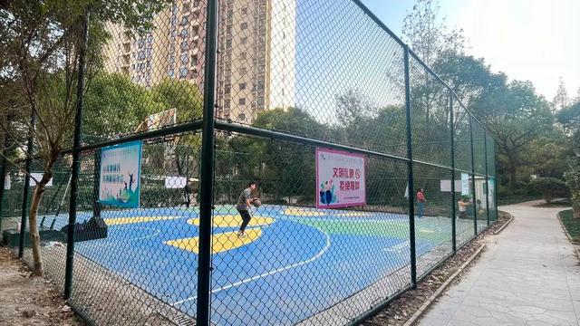 焕然一新“扰民”篮球场大变身(图2)