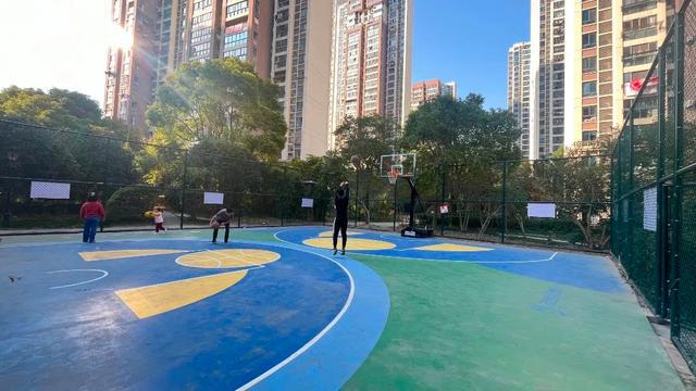 焕然一新“扰民”篮球场大变身(图3)