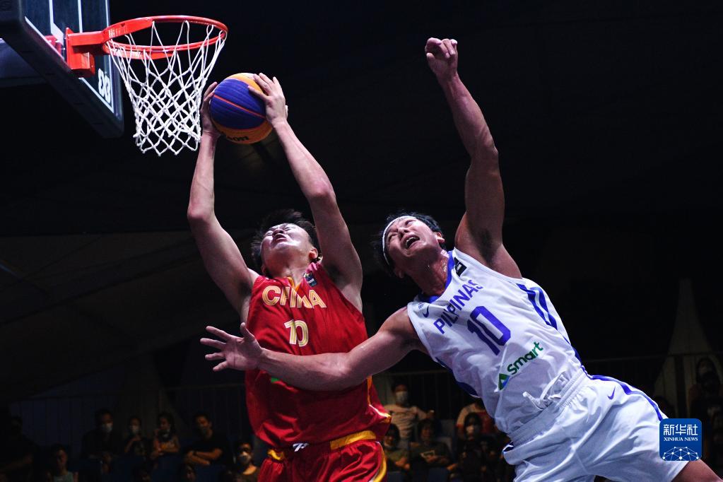 年轻中国男篮展现现代化篮球风采：从全面战术到迅猛防守