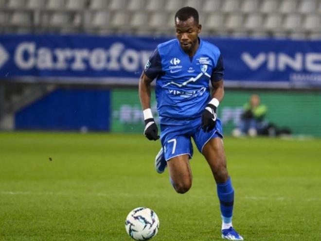 祖伊被截胡 土炮赴滇板上钉钉！亚泰追法乙黑又硬 广州教父去重庆(图4)