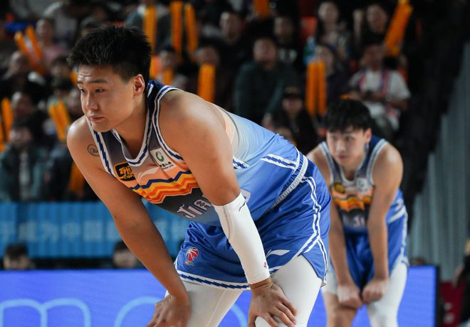 新疆7连胜终结浙江5连胜 赵睿22+5三分赛季新高吴前21+11