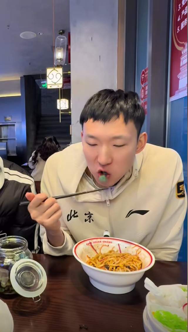 太坏!周琦睢冉逛胡同吃老北京炸酱面周琦要带一桶豆汁给陈盈骏喝(图3)