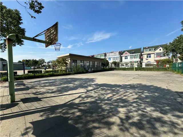 篮球场“蓝”了村民们乐了～(图1)