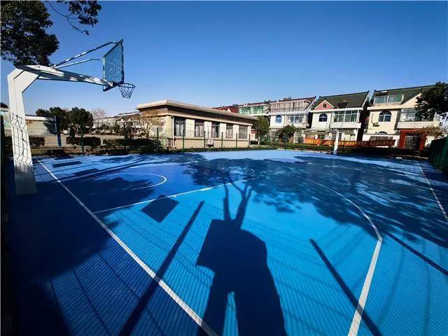 篮球场“蓝”了村民们乐了～(图2)