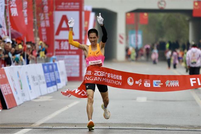 2024广安马拉松赛鸣枪起跑 1．5万跑者用脚步丈量活力賨城(图3)