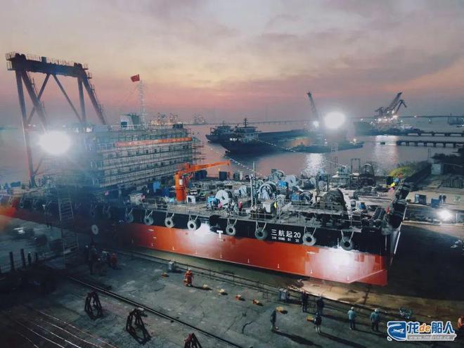 球盟会入口：800吨单臂架变幅式起重船下水(图2)