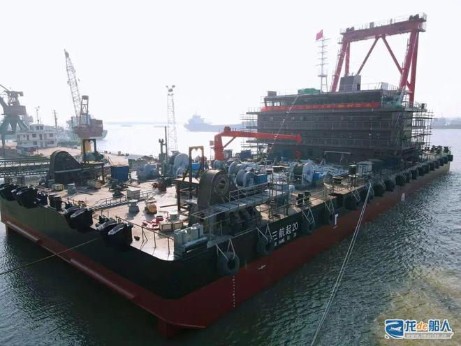 球盟会入口：800吨单臂架变幅式起重船下水