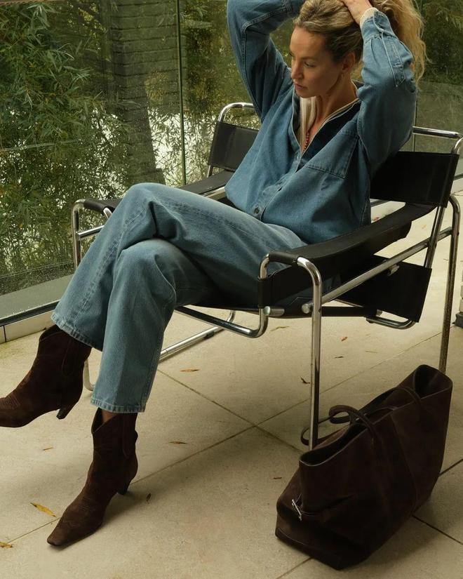 小白鞋失宠了今年秋冬最火的是“巧克力鞋”时髦炸了！(图10)