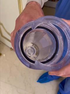 净水器爆裂“水漫金山”精装房地板家具全泡汤业主索赔遭“互踢