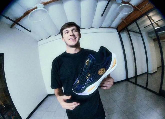 球盟会入口：持续发力！200+！湖人小将专属战靴20(图5)