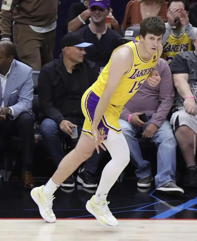 球盟会入口：持续发力！200+！湖人小将专属战靴20