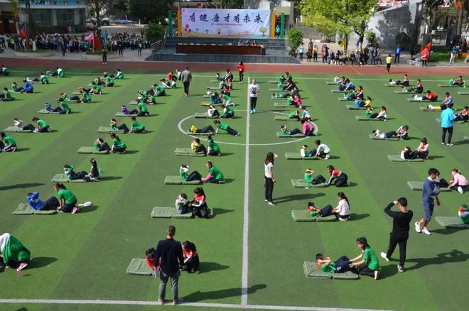 拥有829张乒乓球桌、学生每天锻炼3小时？这所学校是怎么做到的？(图3)