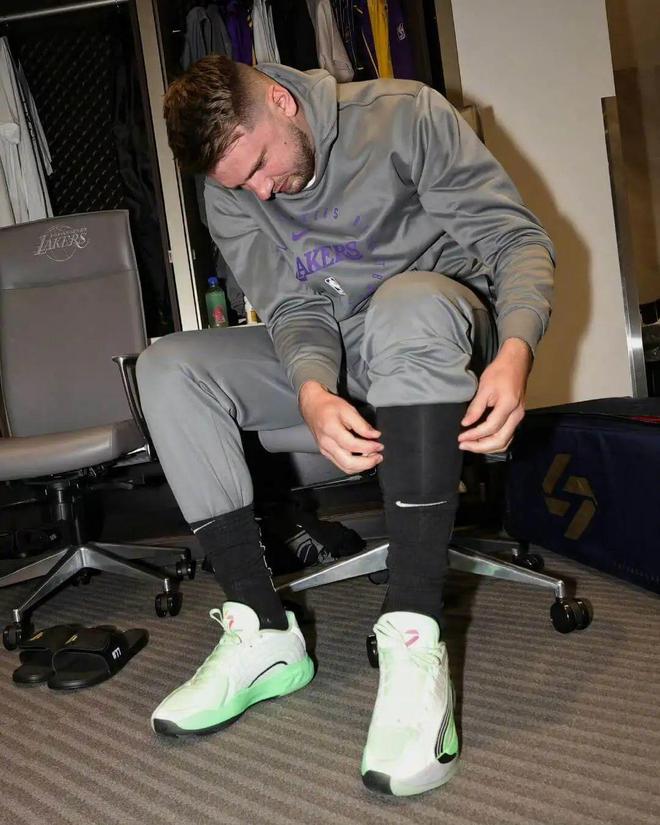 东契奇四代来了！还有新鞋……(图7)