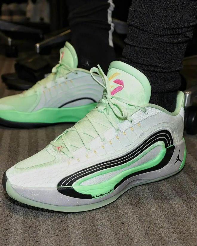 东契奇四代来了！还有新鞋……(图8)