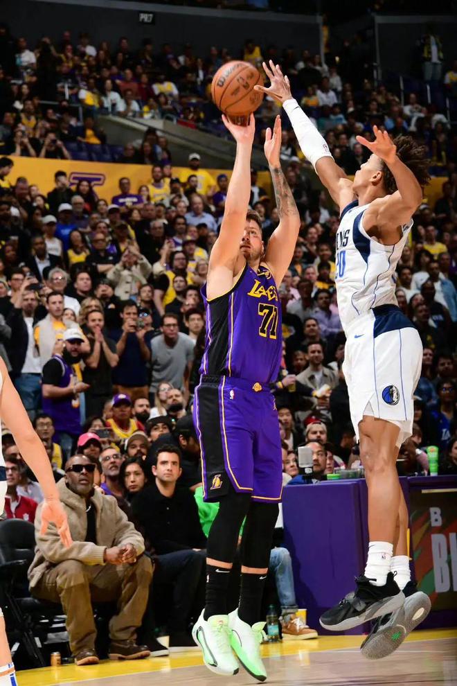 东契奇四代来了！还有新鞋……(图10)