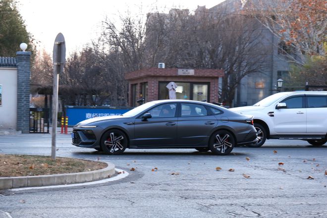 深度试驾现代索纳塔20T比老款大众迈腾帕萨特还值？(图15)