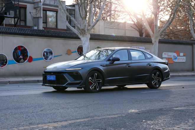 深度试驾现代索纳塔20T比老款大众迈腾帕萨特还值？(图2)