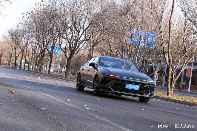 深度试驾现代索纳塔20T比老款大众迈腾帕萨特还值？