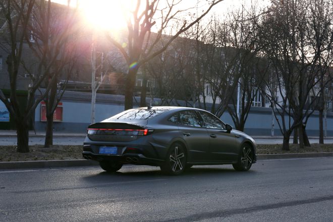 深度试驾现代索纳塔20T比老款大众迈腾帕萨特还值？(图3)