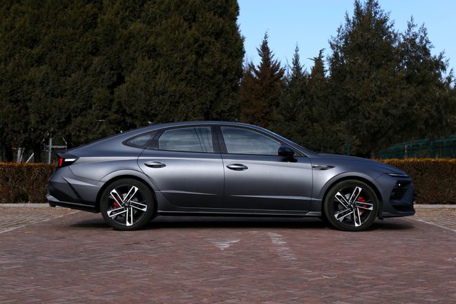 深度试驾现代索纳塔20T比老款大众迈腾帕萨特还值？(图4)