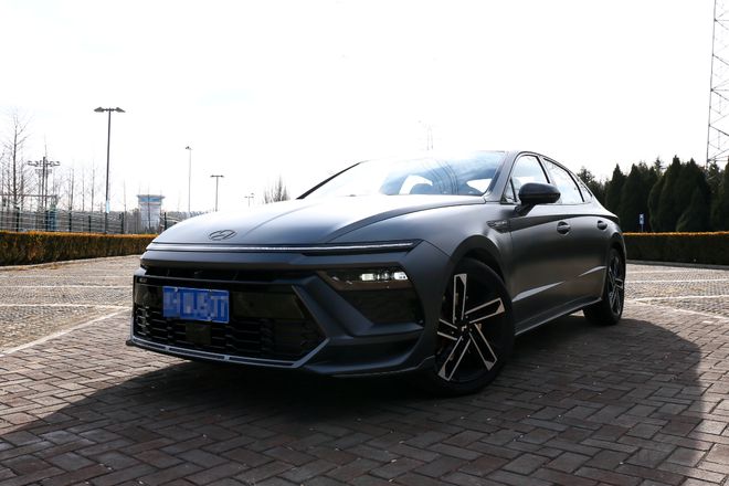 深度试驾现代索纳塔20T比老款大众迈腾帕萨特还值？(图9)