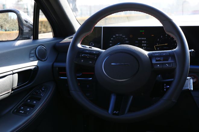 深度试驾现代索纳塔20T比老款大众迈腾帕萨特还值？(图14)