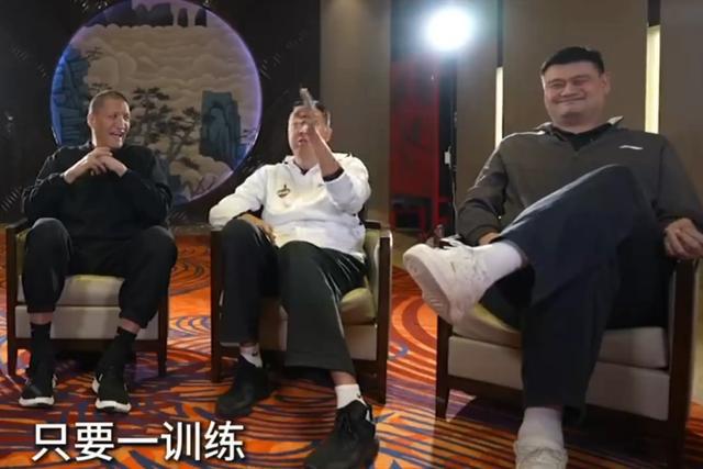 难怪中国篮球越来越烂了！王治郅痛批年轻人玩手机姚明露出苦笑(图2)