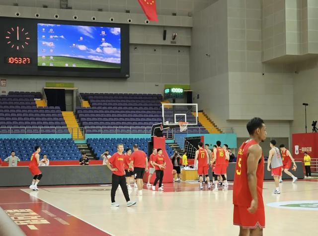 难怪中国篮球越来越烂了！王治郅痛批年轻人玩手机姚明露出苦笑(图3)