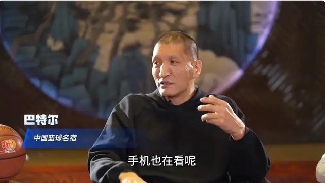 难怪中国篮球越来越烂了！王治郅痛批年轻人玩手机姚明露出苦笑(图4)