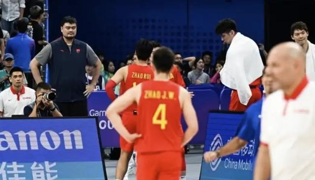 难怪中国篮球越来越烂了！王治郅痛批年轻人玩手机姚明露出苦笑(图5)