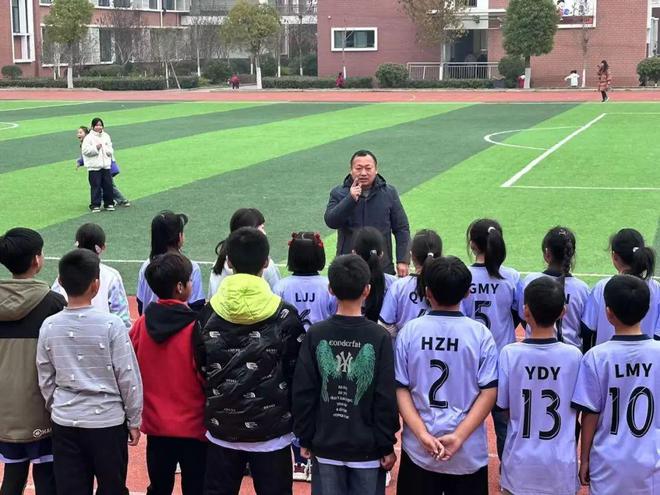 罗山县第三实验小学：绿茵赛场洒汗水 三小少年载誉归(图3)