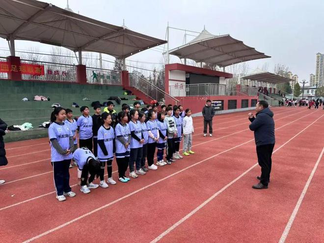罗山县第三实验小学：绿茵赛场洒汗水 三小少年载誉归(图4)