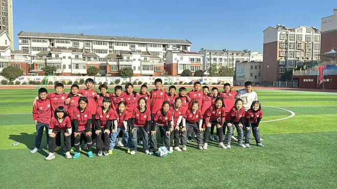 罗山县第三实验小学：绿茵赛场洒汗水 三小少年载誉归