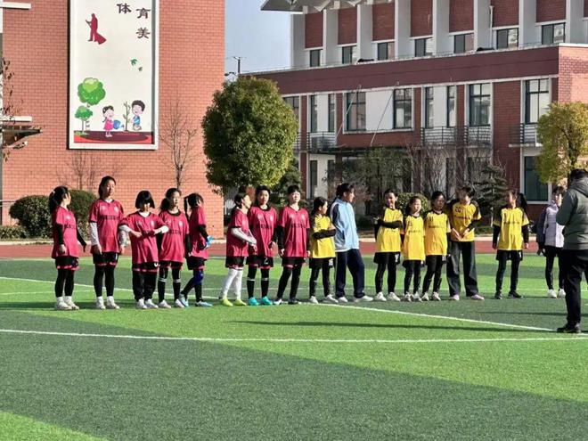 罗山县第三实验小学：绿茵赛场洒汗水 三小少年载誉归(图2)