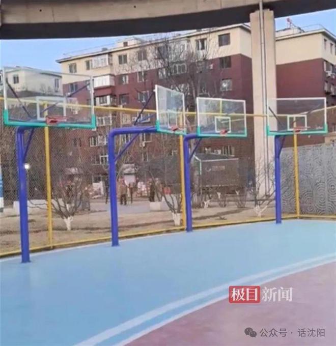 沈阳一公园密集排列9个篮球架网友质疑设计不合理官方回应