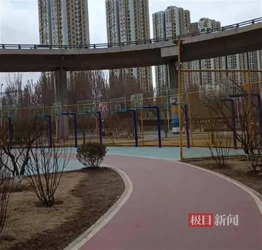 球盟会：沈阳一公园密集排列9个篮球架网友质疑设计不合理！