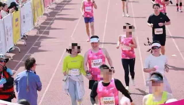 球盟会：无锡马拉松一举止亲密男女被拍远光软件：非名誉董事长(图2)