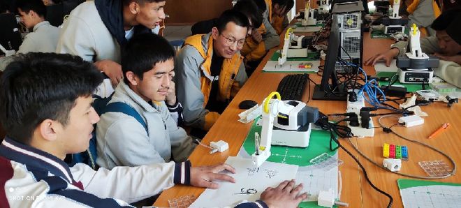 青岛六十八中：打造科技特色让每一名学生都精彩(图3)