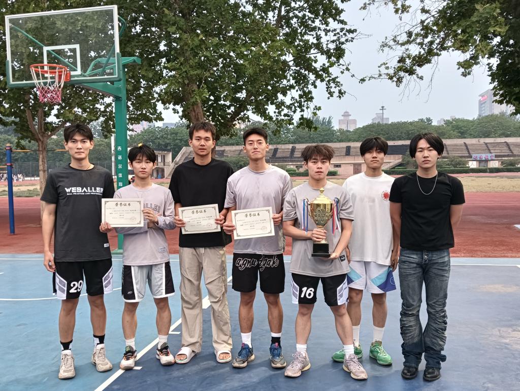 火热青春 挥洒汗水——河南工程学院2024年送老生篮球赛圆满落幕(图3)