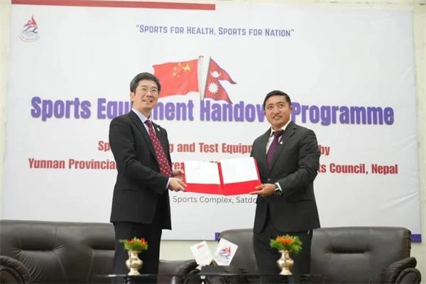 球盟会：友谊跃上世界屋脊！中国云南捐赠体育器材跨越3500公里高原抵达尼泊尔(图1)