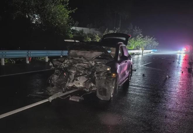 雨夜高速酿事故3人因一个动作“保命”！！！(图2)