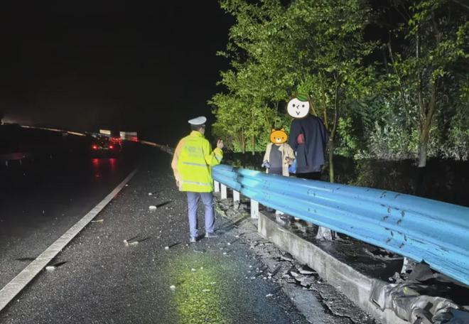 雨夜高速酿事故3人因一个动作“保命”！！！(图1)