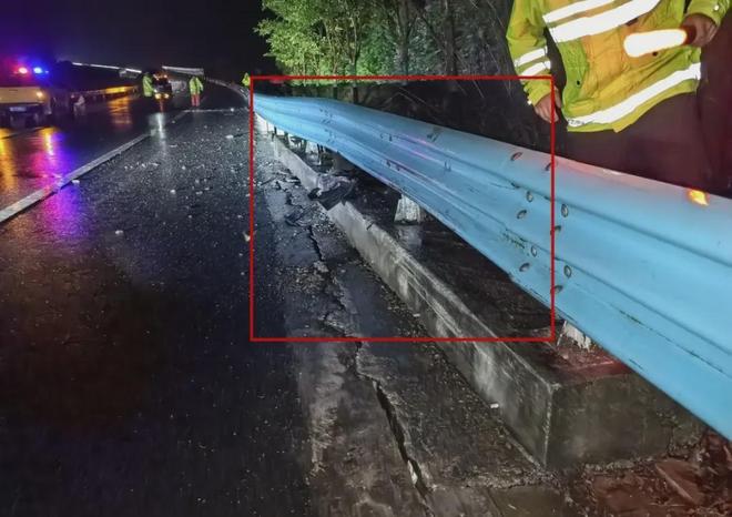 雨夜高速酿事故3人因一个动作“保命”！！！(图3)