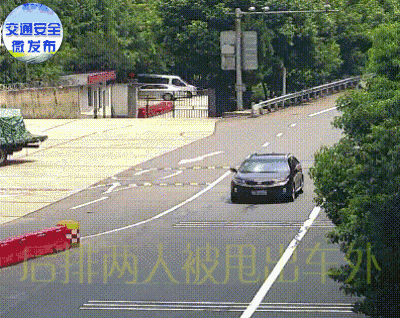 雨夜高速酿事故3人因一个动作“保命”！！！(图5)