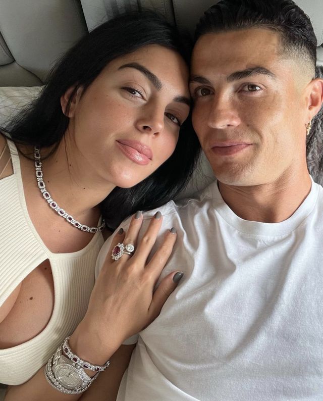 C罗为女友乔治娜庆祝母亲节晒全家福大秀腹肌三娃生母成谜(图4)