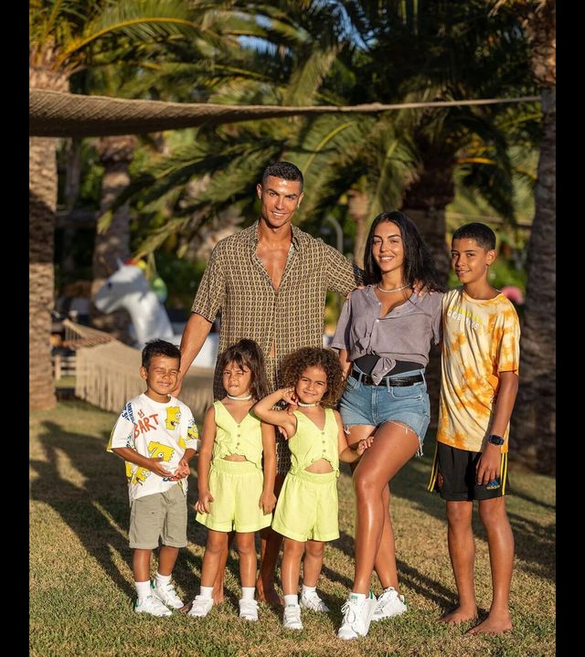 C罗为女友乔治娜庆祝母亲节晒全家福大秀腹肌三娃生母成谜(图3)