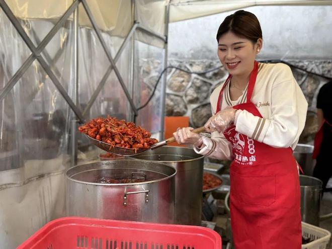江西美女在瑞安火了！她说：宁可睡地板也要(图2)