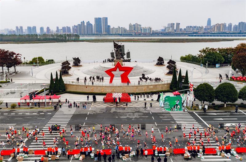 奔跑中 阅读英雄城(图2)