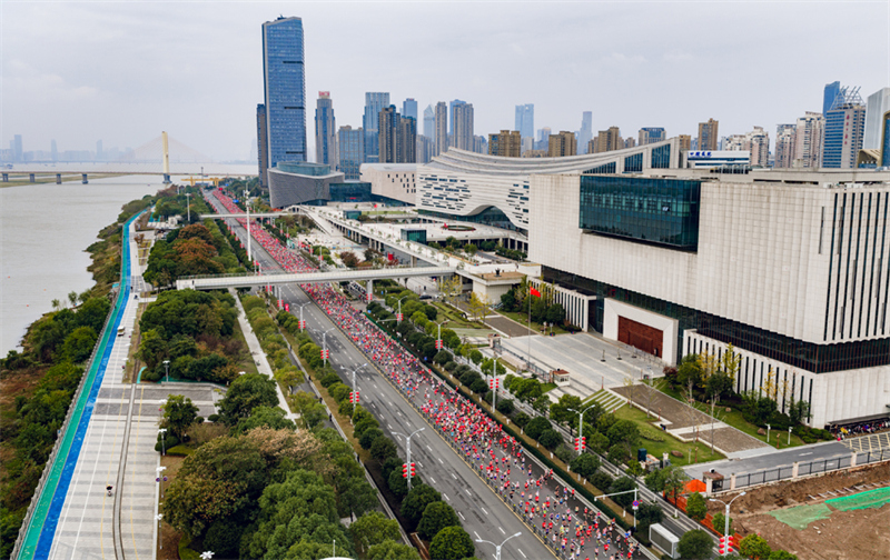 奔跑中 阅读英雄城(图3)