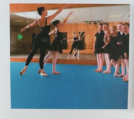 球盟会：运动地胶 木纹地胶 舞蹈室木纹铺装方法